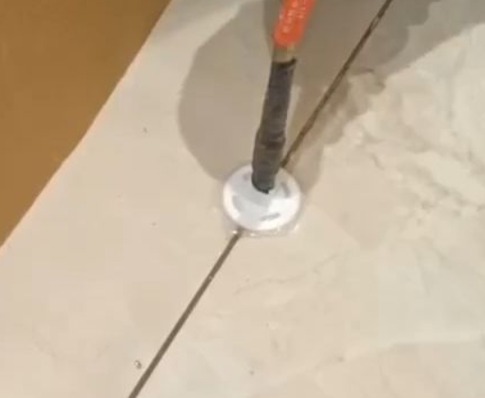 张家川瓷砖空鼓维修公司专业解答瓷砖在铺贴过程中，如果没有涂抹均匀到位的粘结材料（如水泥砂浆或瓷砖胶），可能会导致以下问题