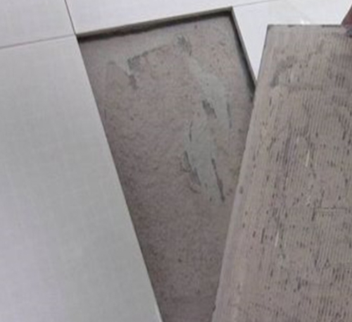 张家川瓷砖空鼓维修公司分享瓷砖铺贴时如果打浆（即涂抹在瓷砖背面和基层上的砂浆或瓷砖胶）过少，会带来以下问题